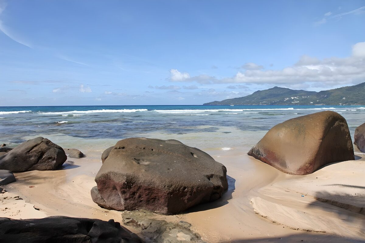 TPFR42986: Plage paisible avec rochers majestueux