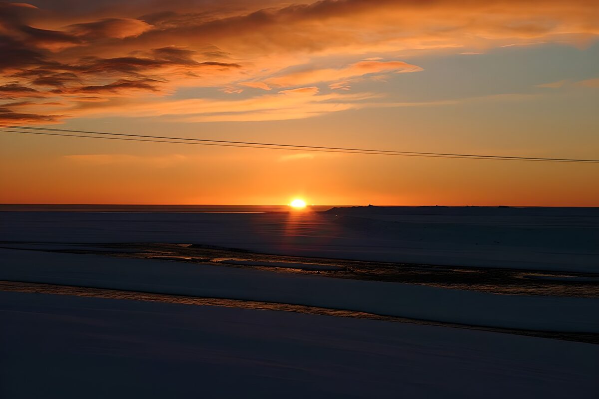 TPFR62025: Coucher de soleil sur un paysage enneigé