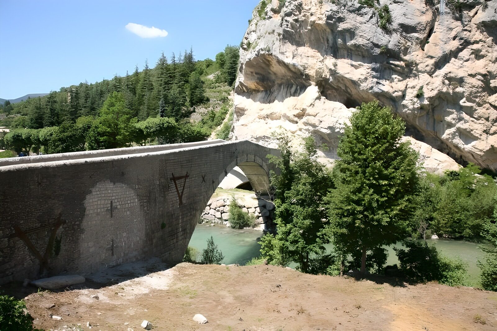 TPFR18208: Pont enjambant une rivière entre des montagnes 1