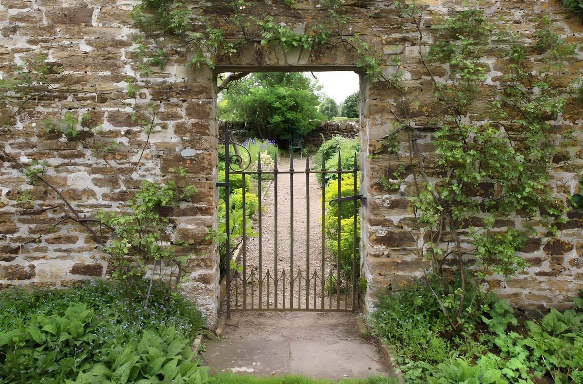 TPFR92820: Porte verdoyante vers le jardin secret