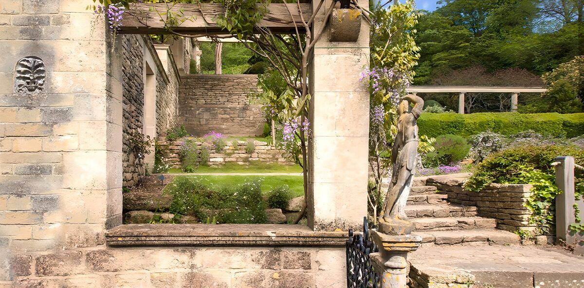 TPFR44376: Jardin historique avec statue
