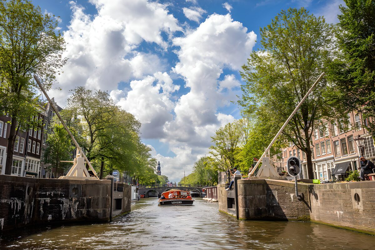 TPFR69158: Canaux d'Amsterdam sous un ciel enjoué