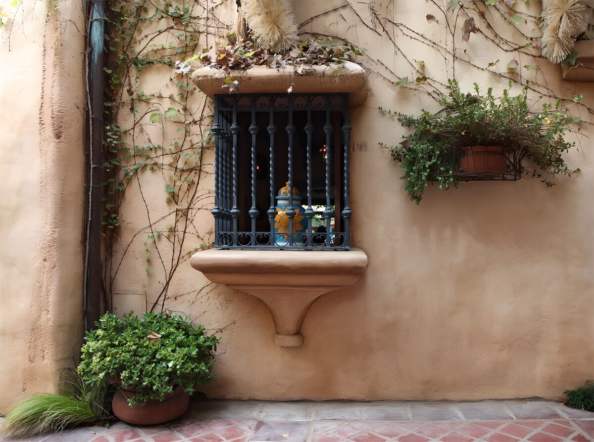Mur avec fenêtre pittoresque et corbeille de plantes suspendue version 3