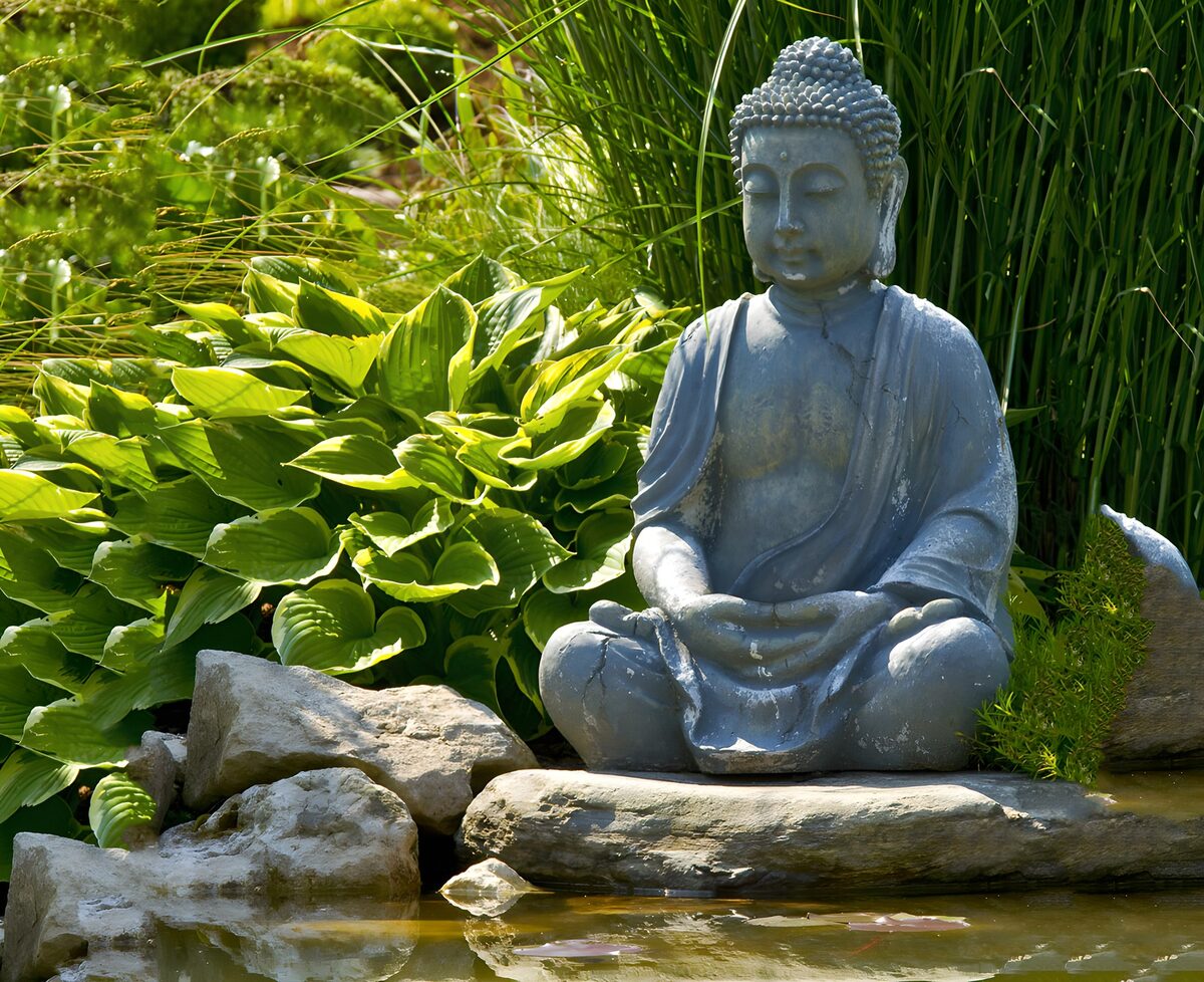 Statue de Bouddha au bord de l'eau