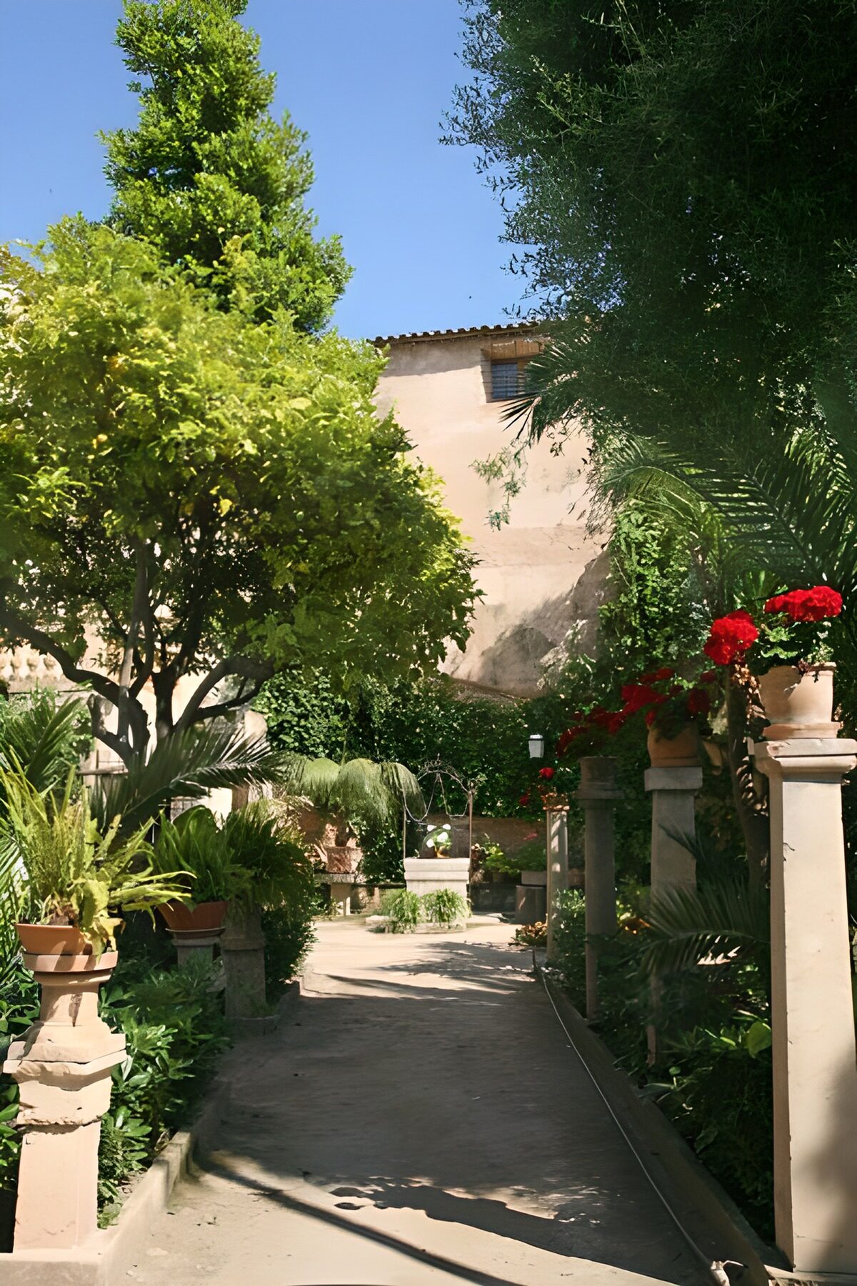Allée donnant accès à une maison bordée de fleurs 2