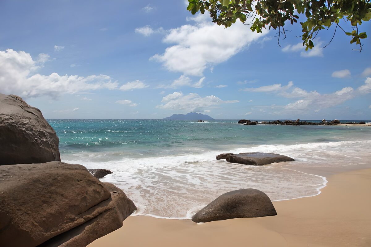 TPFR67114: Plage tranquille sous le ciel bleu