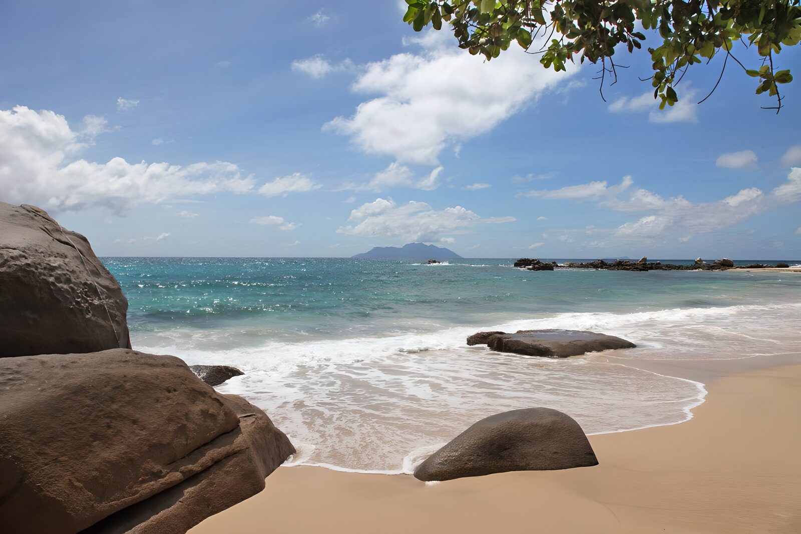 TPFR67114: Plage tranquille sous le ciel bleu