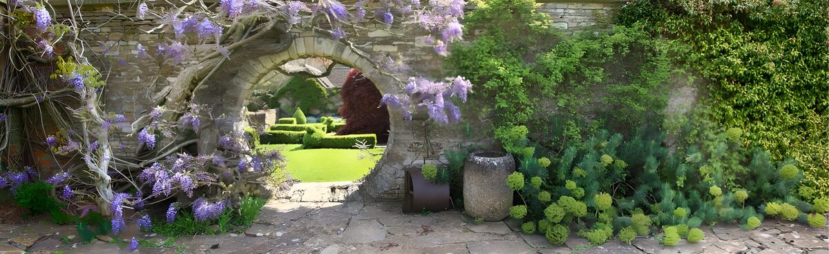 Archway fleuri dans un jardin paisible