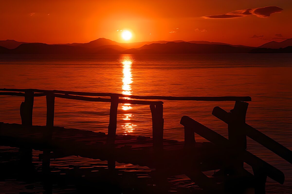 Coucher de soleil sur le lac paisible