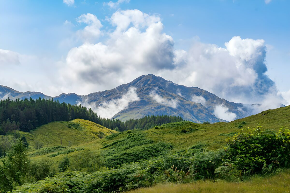 TPFR38711: Montagnes majestueuses sous un ciel bleu