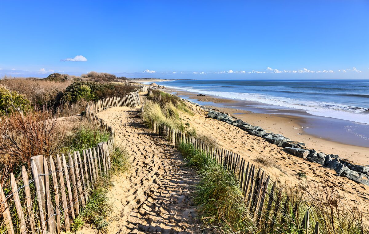 TPFR21693: Sentier tranquille vers la plage