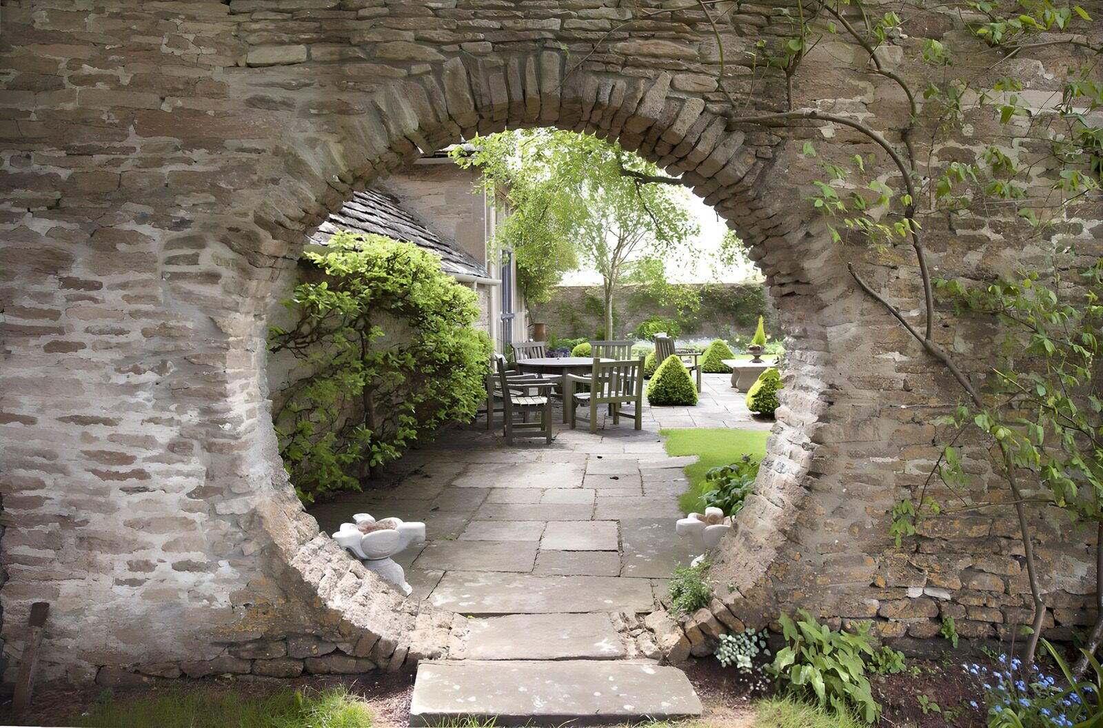 TPFR57794: Passage circulaire dans le jardin
