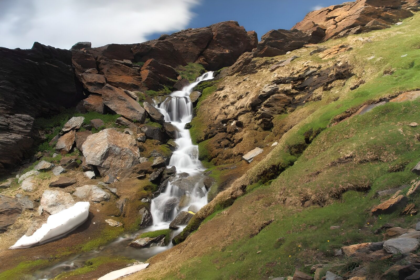 TPFR14546: Cascade paisible dans les montagnes