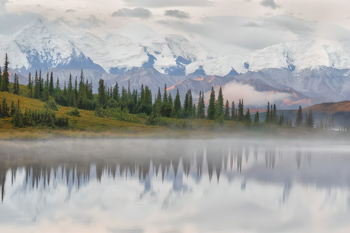 TPFR97751: Paysage de montagnes et lac brumeux
