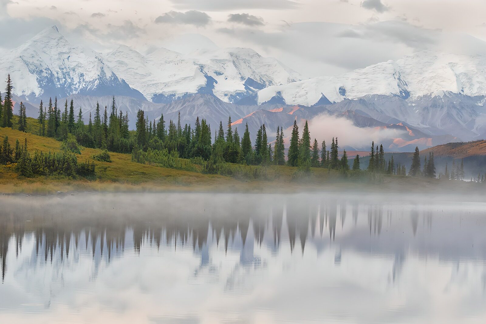 TPFR97751: Paysage de montagnes et lac brumeux