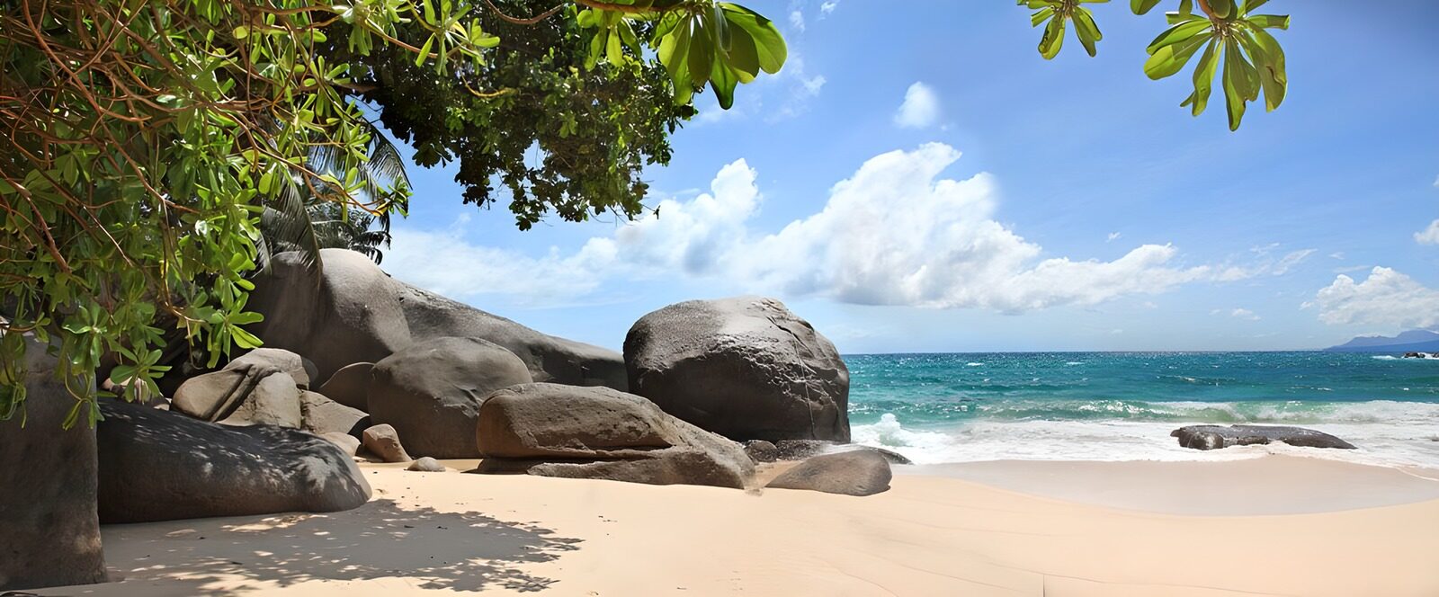 TPFR71780: Plage tranquille avec rochers