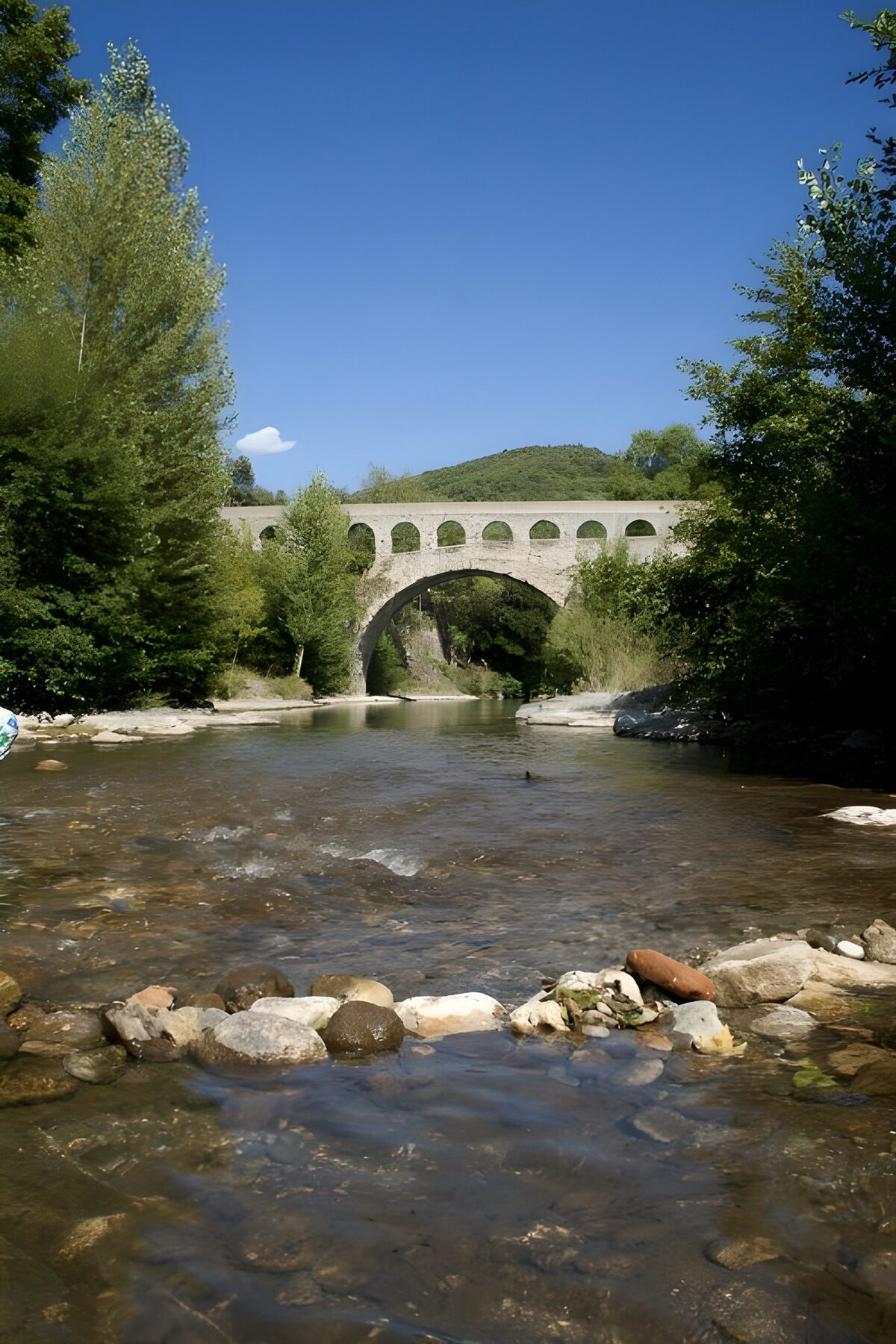 TPFR20186: Pont historique au bord de la rivière