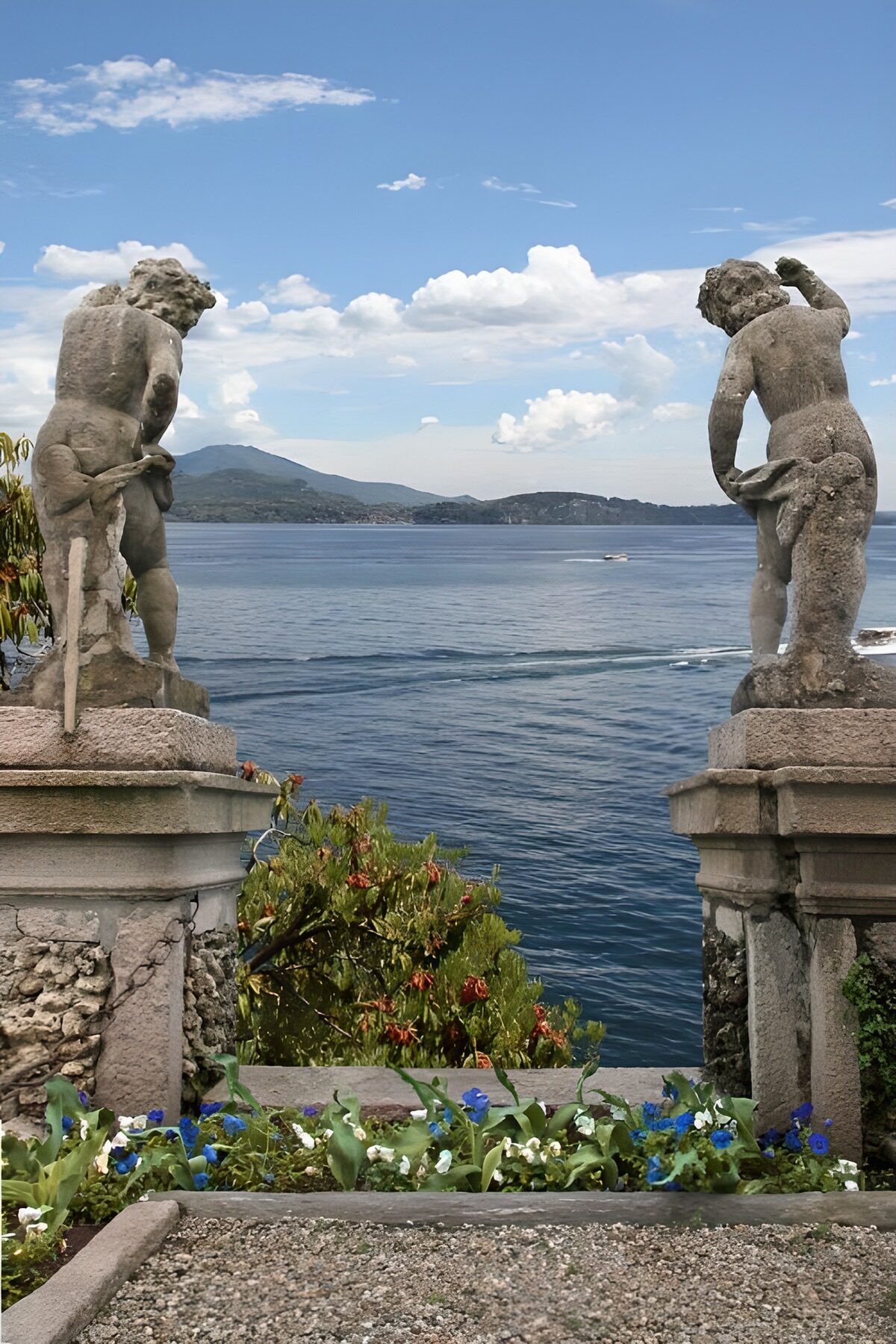 TPFR41523: Sculptures au bord de l'eau