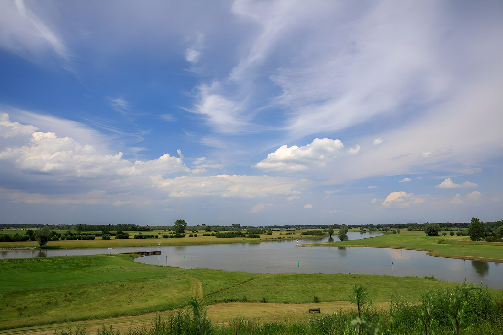 TPFR25187: : Paysage paisible au bord de l'eau