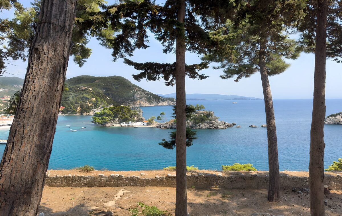 Vue panoramique sur la baie bleue