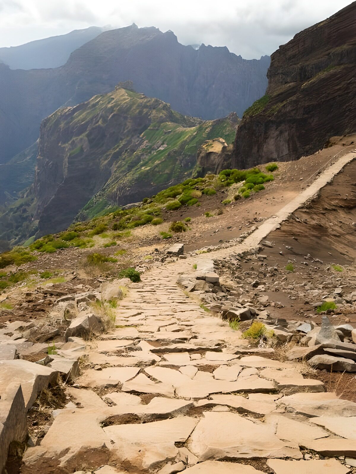 TPFR17254: Sentier pittoresque dans les montagnes