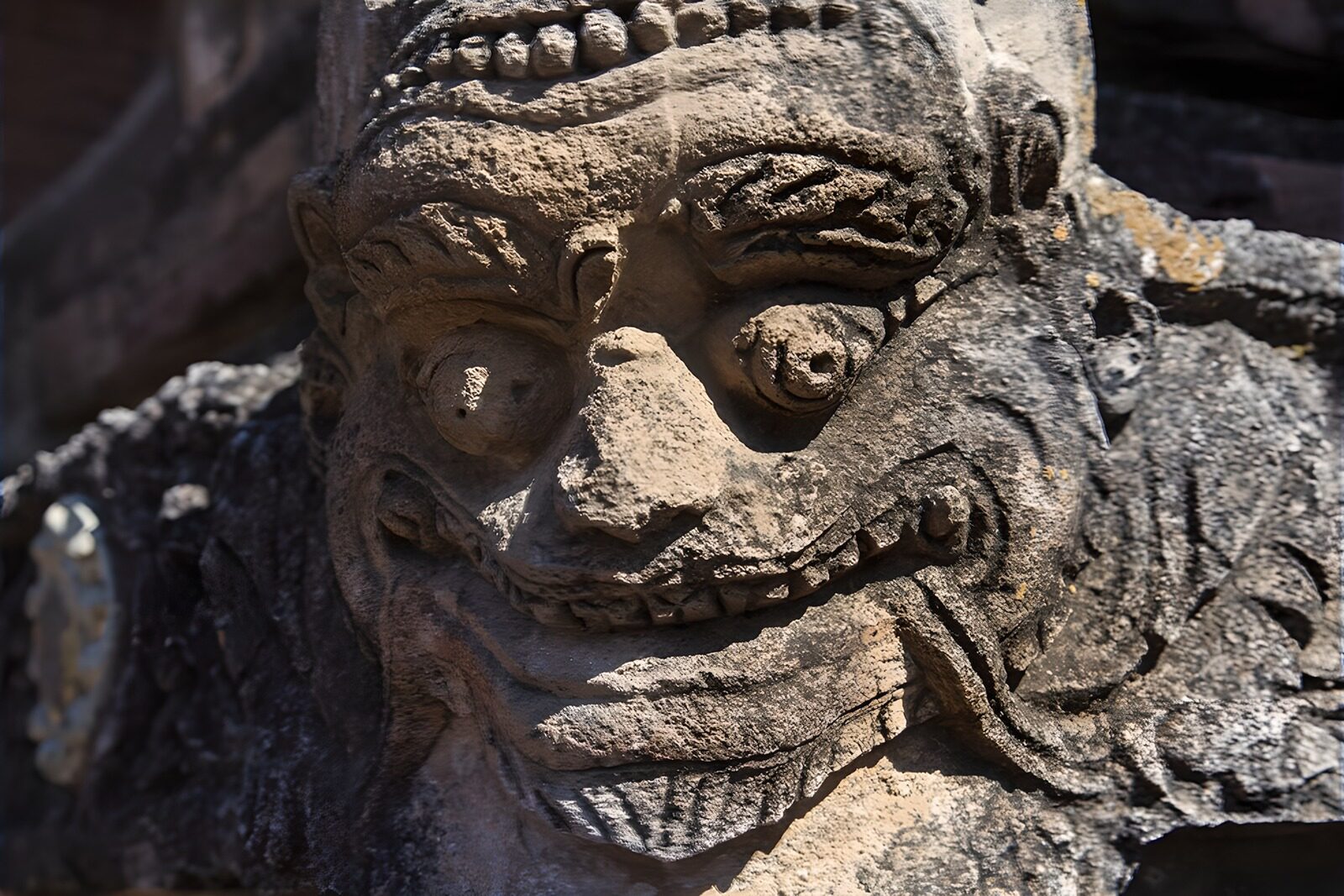 TPFR44768: : Masque sculpté ancien en pierre