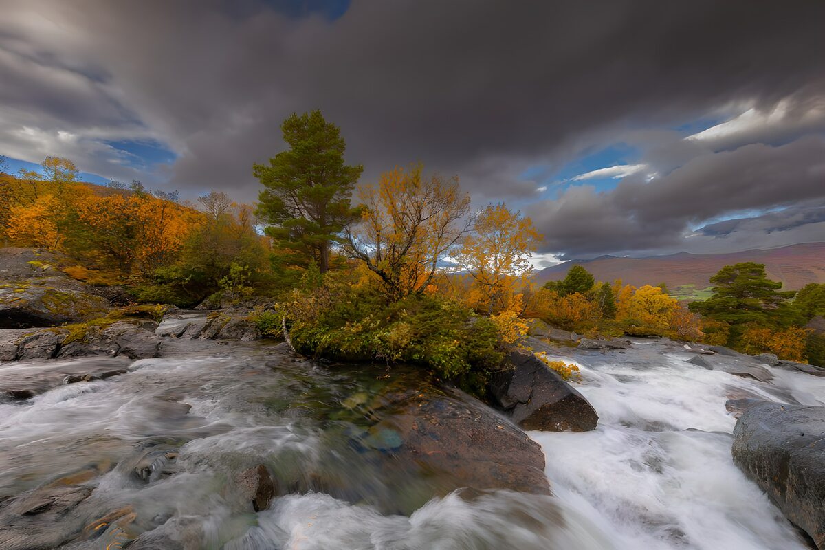 Cascade au cœur de l'automne