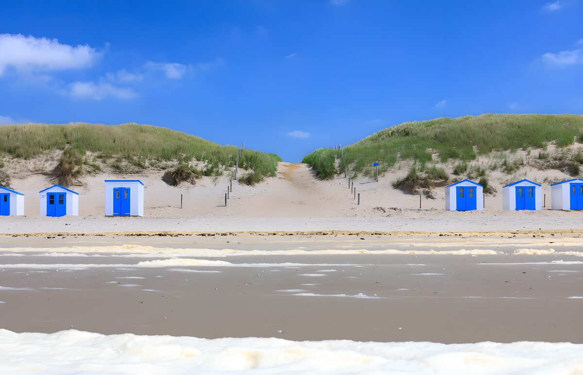 TPFR87826: Cabines de plage sous un ciel bleu