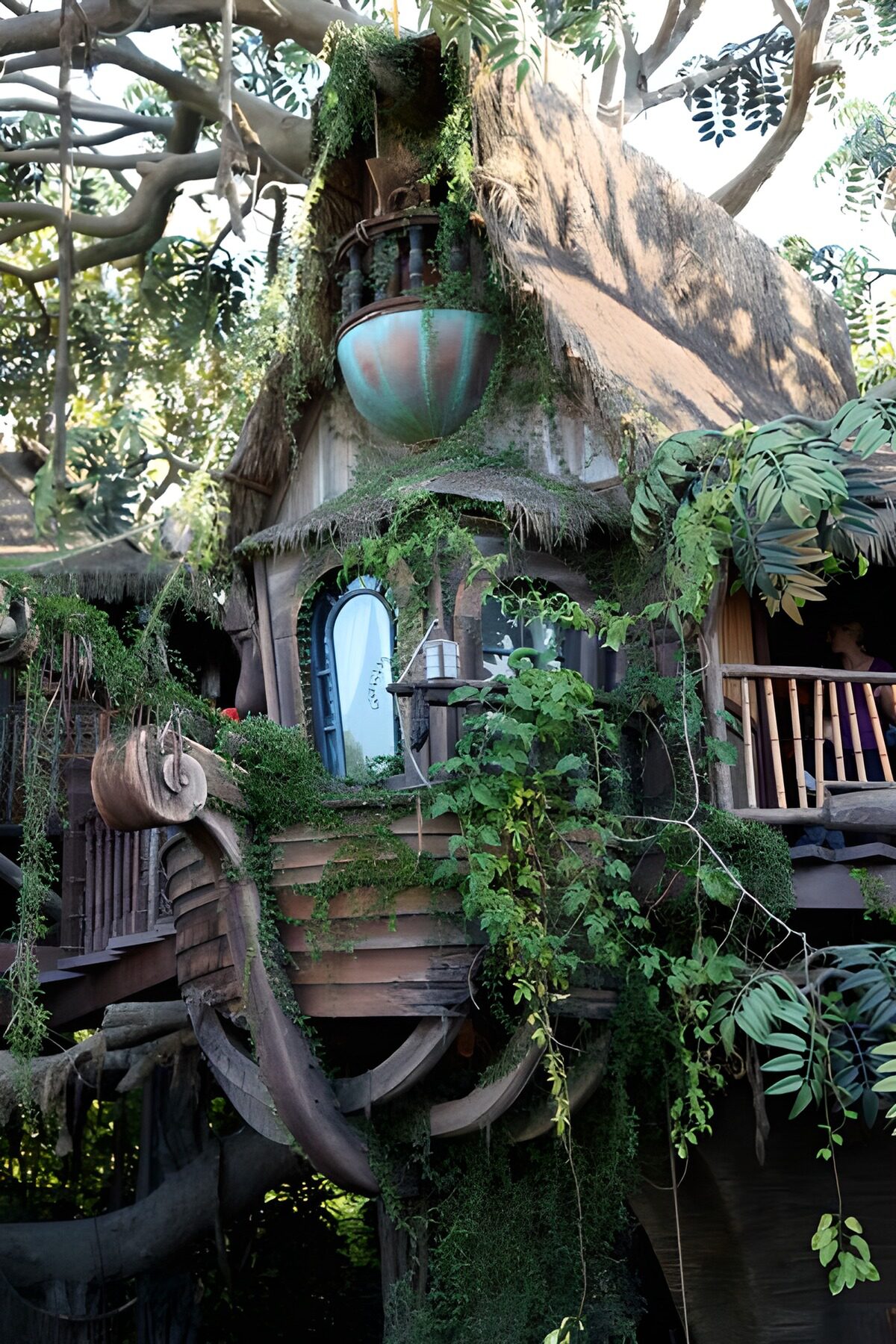 Gros plan sur une hutte féérique dans la jungle