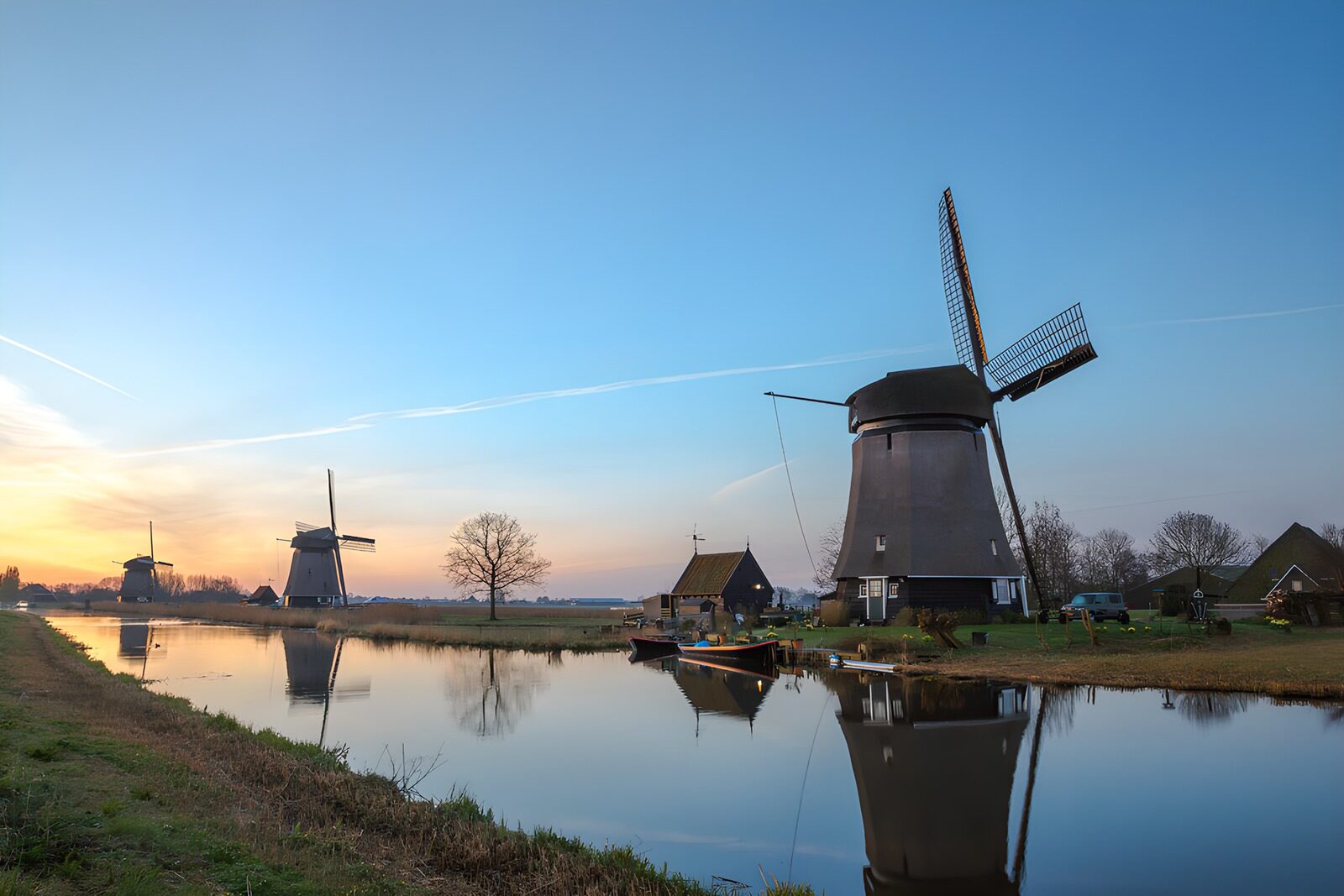 TPFR76903: Moulins au crépuscule paisible
