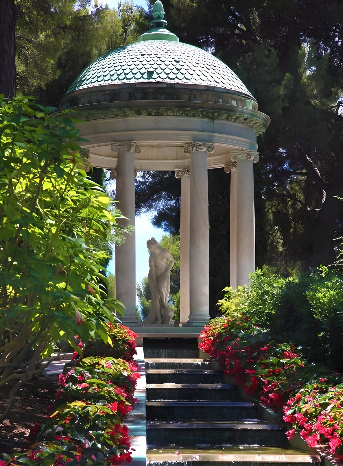TPFR21299: Temple de l'amour dans un jardin fleuri