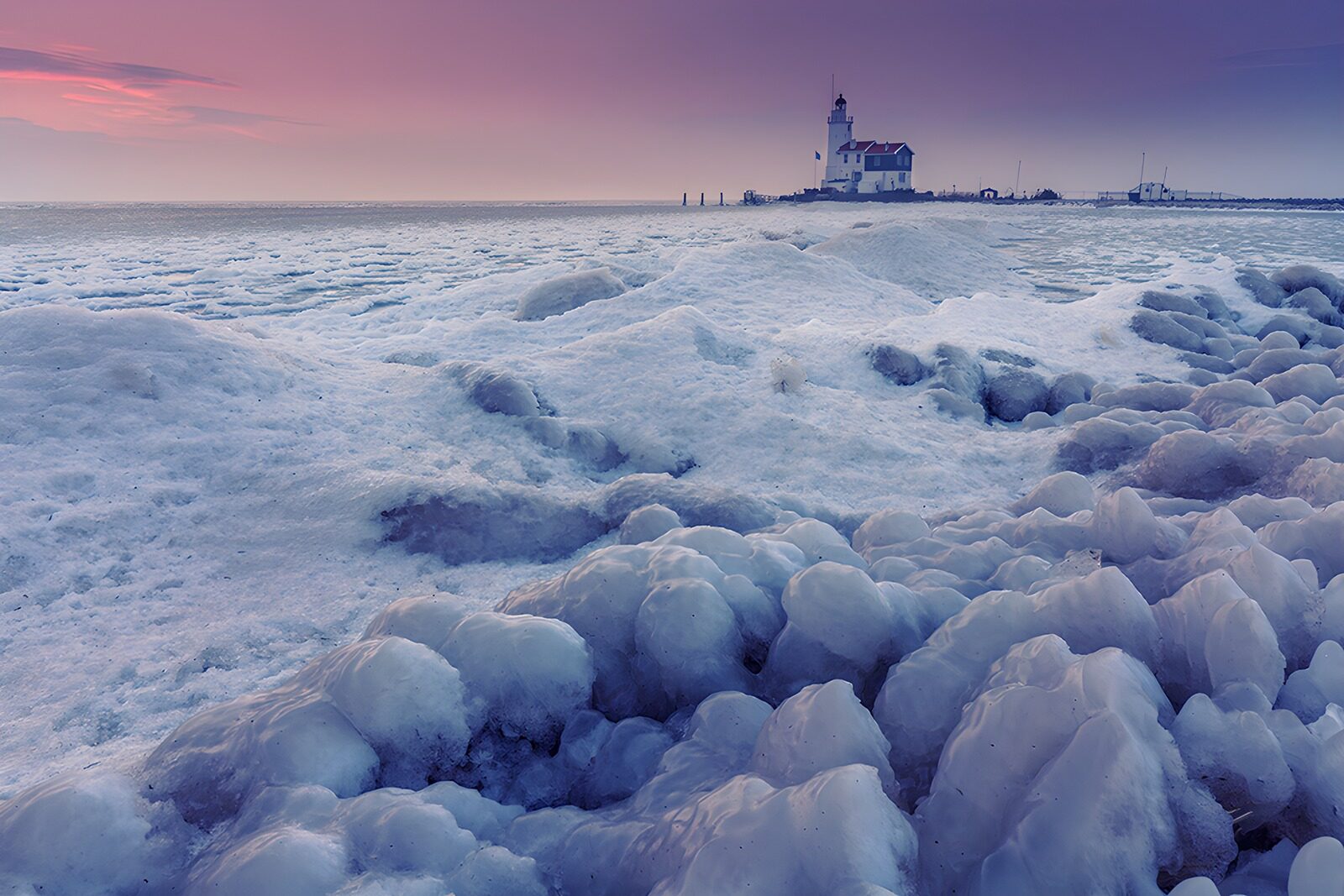 TPFR12344: Phare d'hiver sur la mer gelée