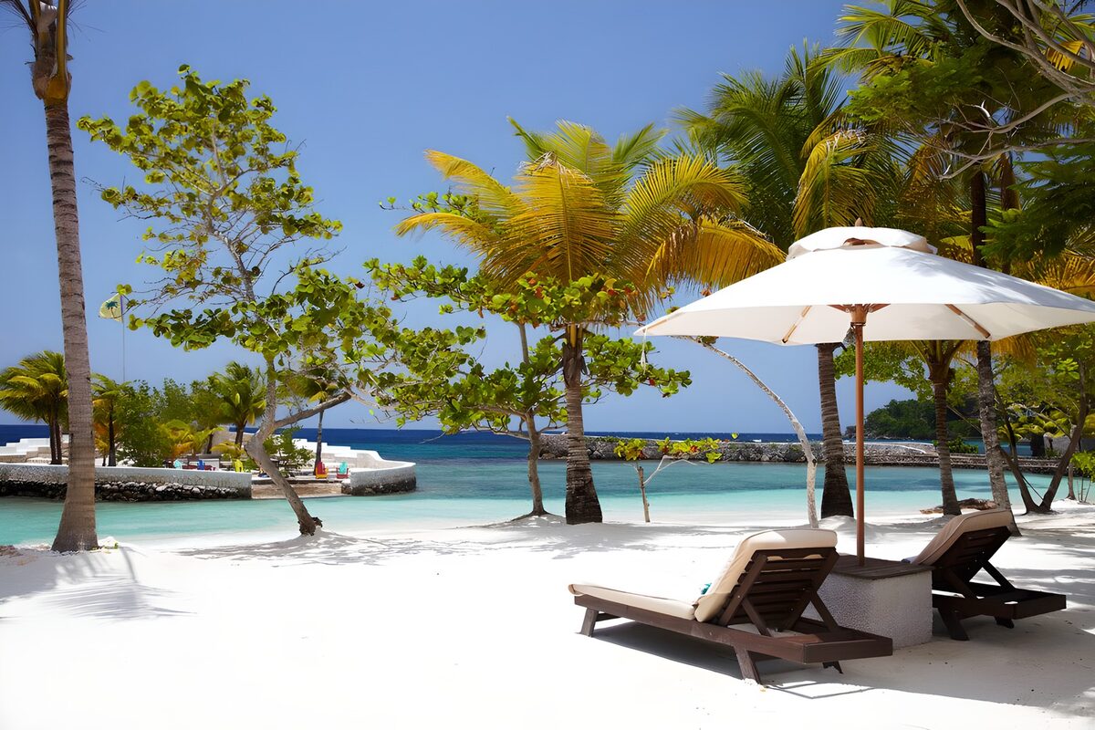 TPFR43041: Plage paradisiaque avec chaises longues
