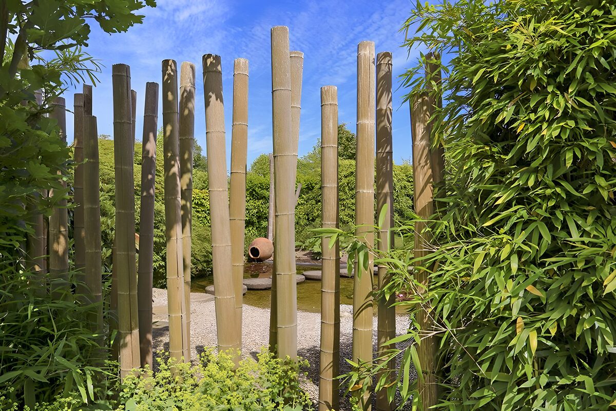 Jardin zen avec bambous et poterie