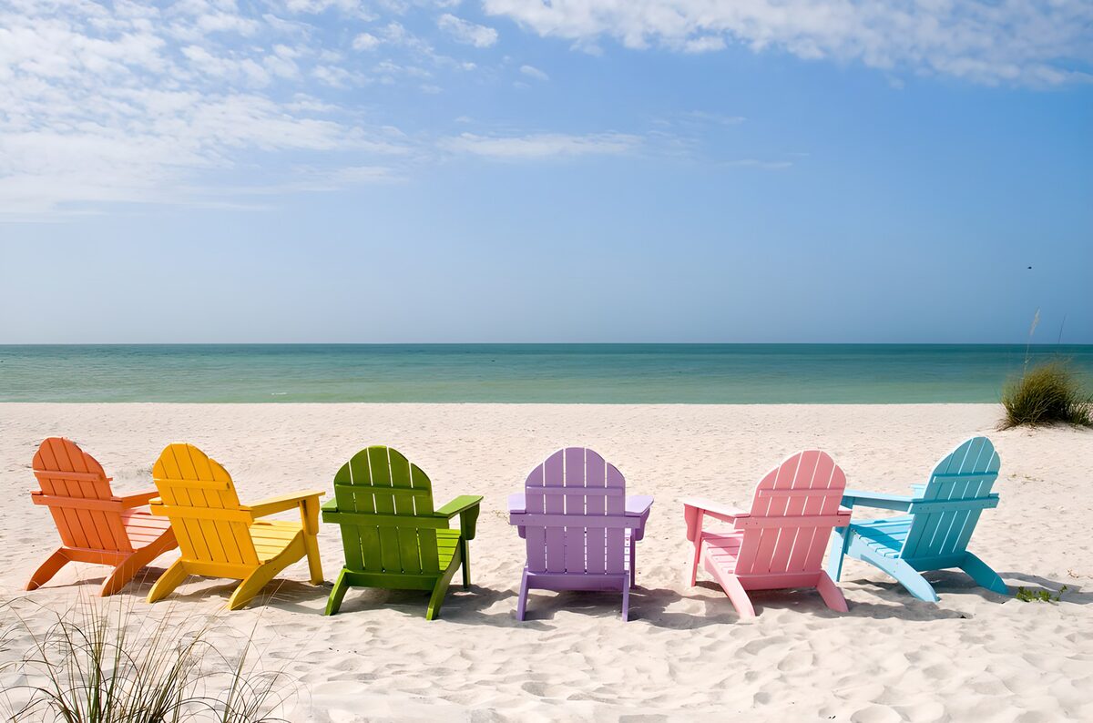 TPFR71031: Chaises colorées sur la plage ensoleillée