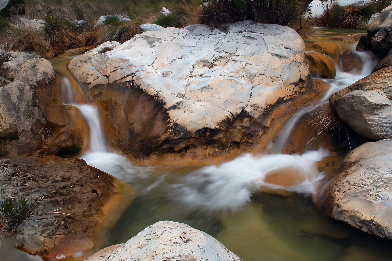 TPFR63665: Cascade paisible sur des rochers naturels