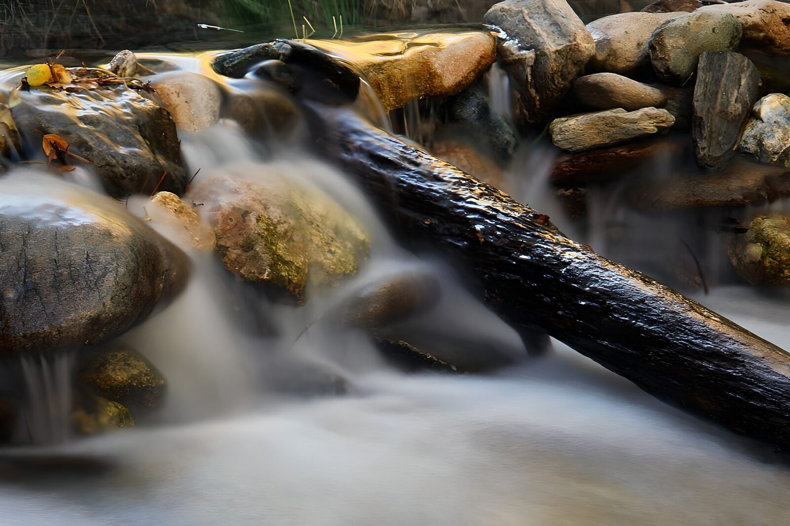 TPFR91324: Cascade douce entre rochers et bois