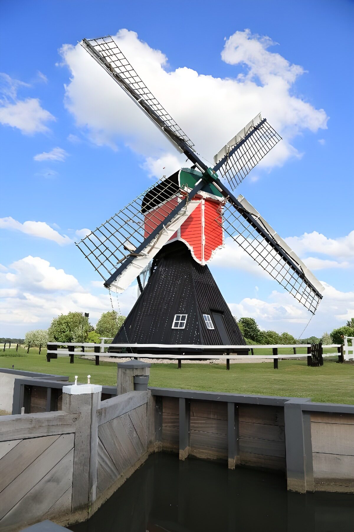 TPFR49721: Moulin traditionnel devant le ciel bleu