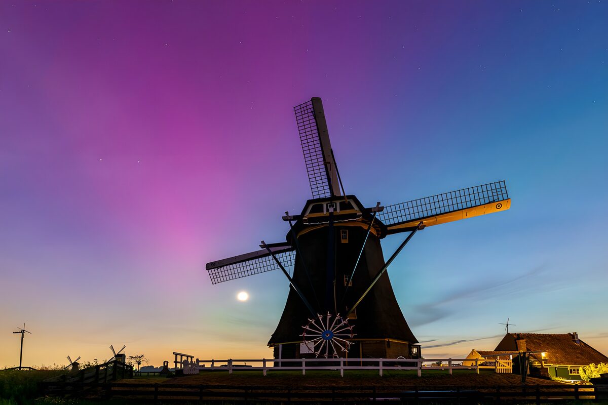Moulin sous un ciel étoilé