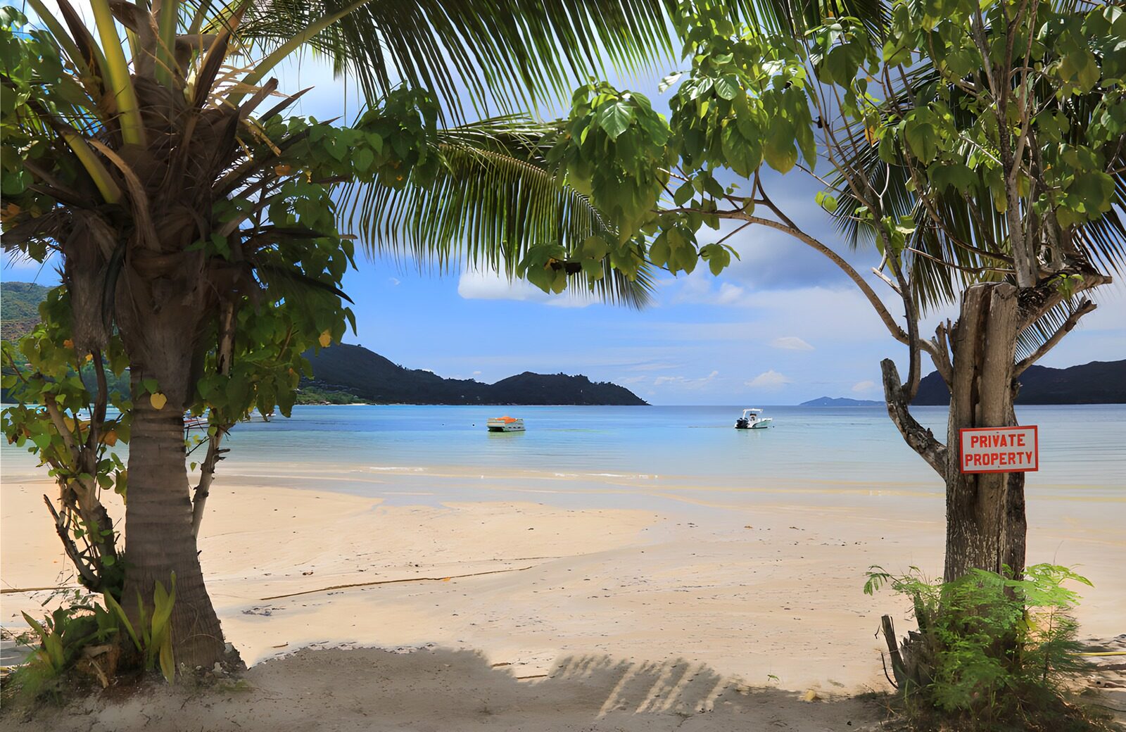 TPFR63114: Plage paisible avec propriété privée