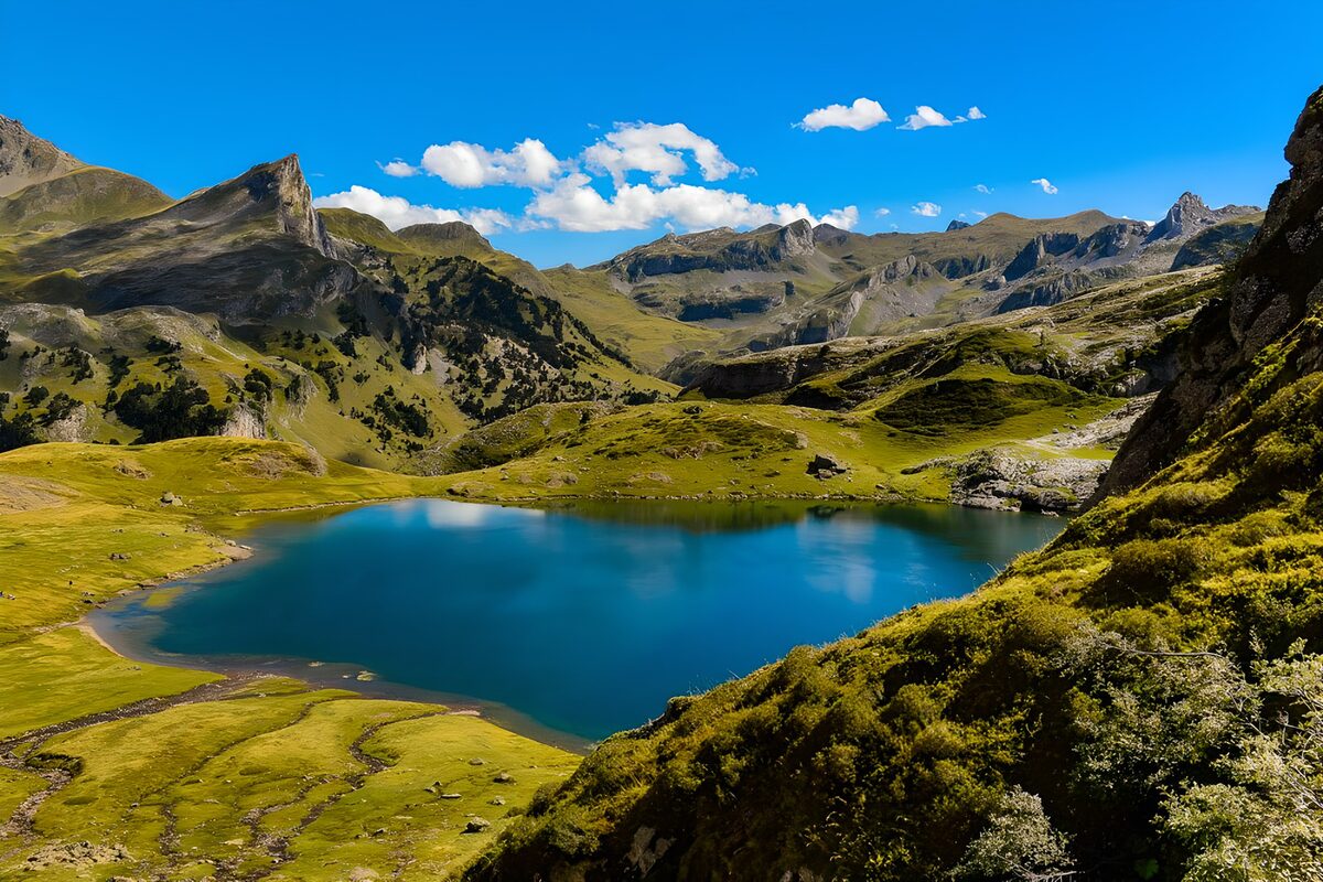 TPFR98427: Lac paisible dans les montagnes