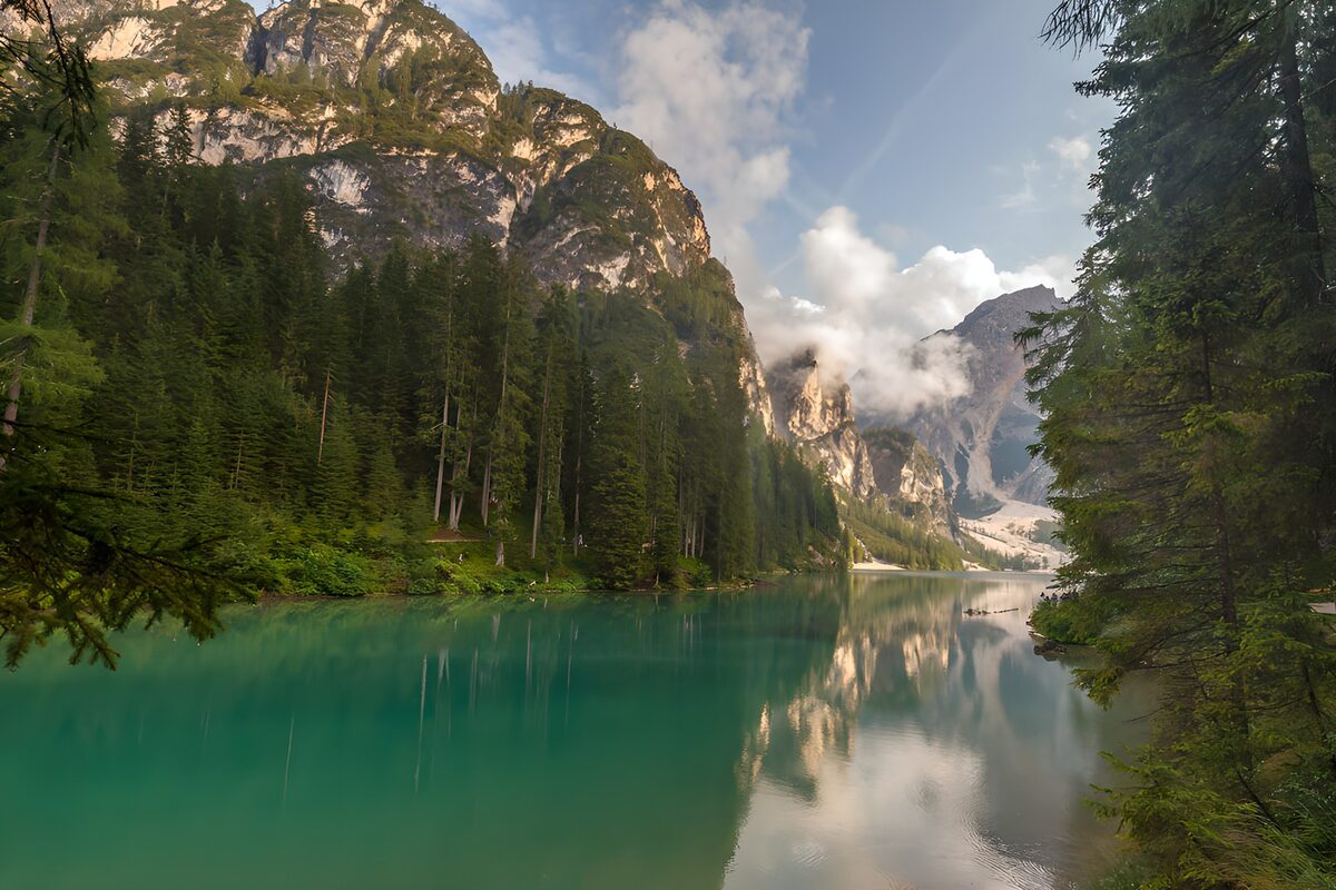 Lac magnifique des Dolomites