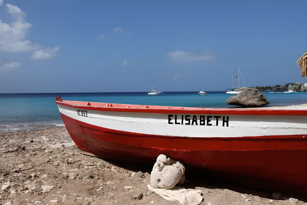 TPFR67617: Barque portant le nom Elizabeth en bordure de la mer des Caraïbes