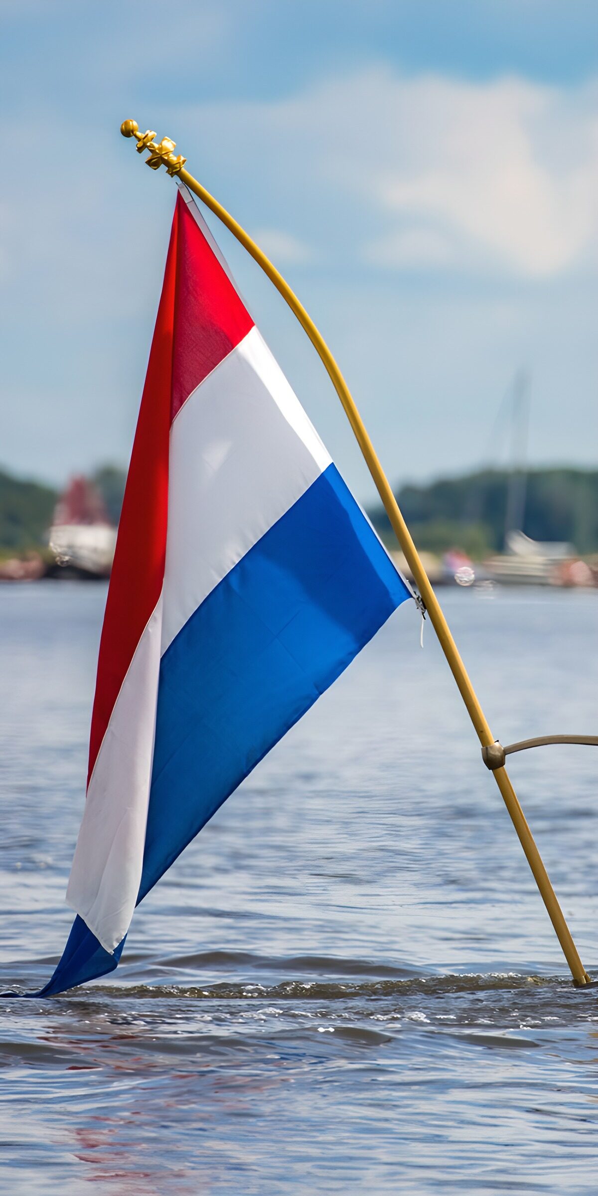TPFR60815: Drapeau néerlandais flottant sur l'eau