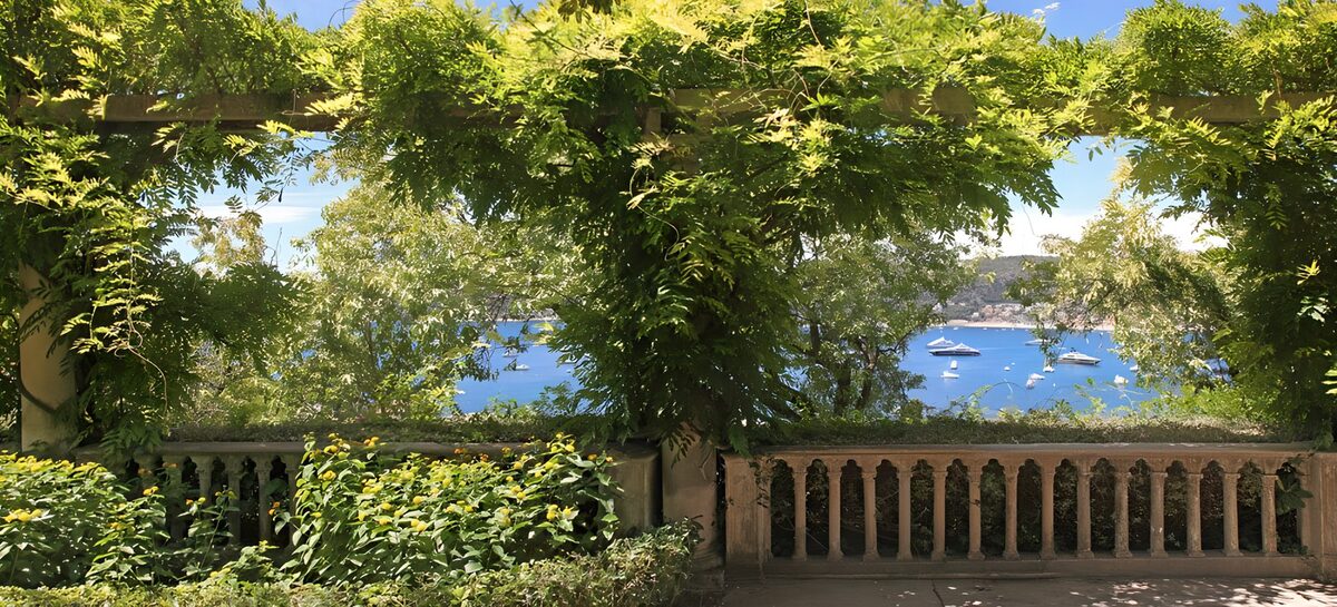 Vue panoramique sur la mer depuis le jardin