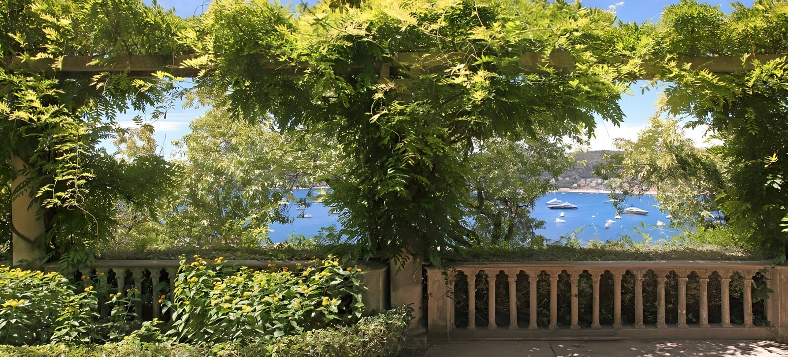 TPFR26143: Vue panoramique sur la mer depuis le jardin