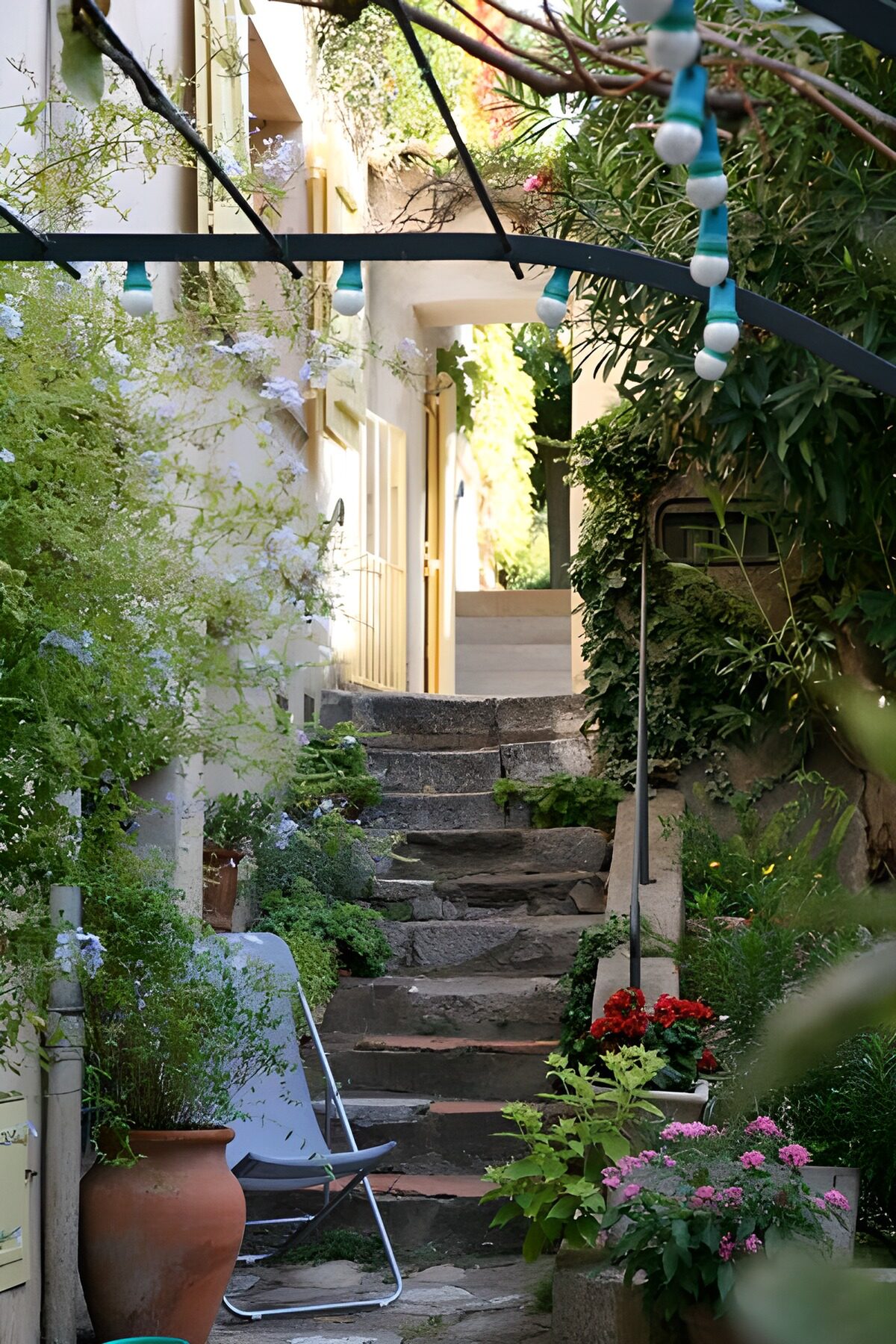 TPFR59752: Escalier donnant sur l'entrée d'une maison avec fauteuil relax et lampes festives