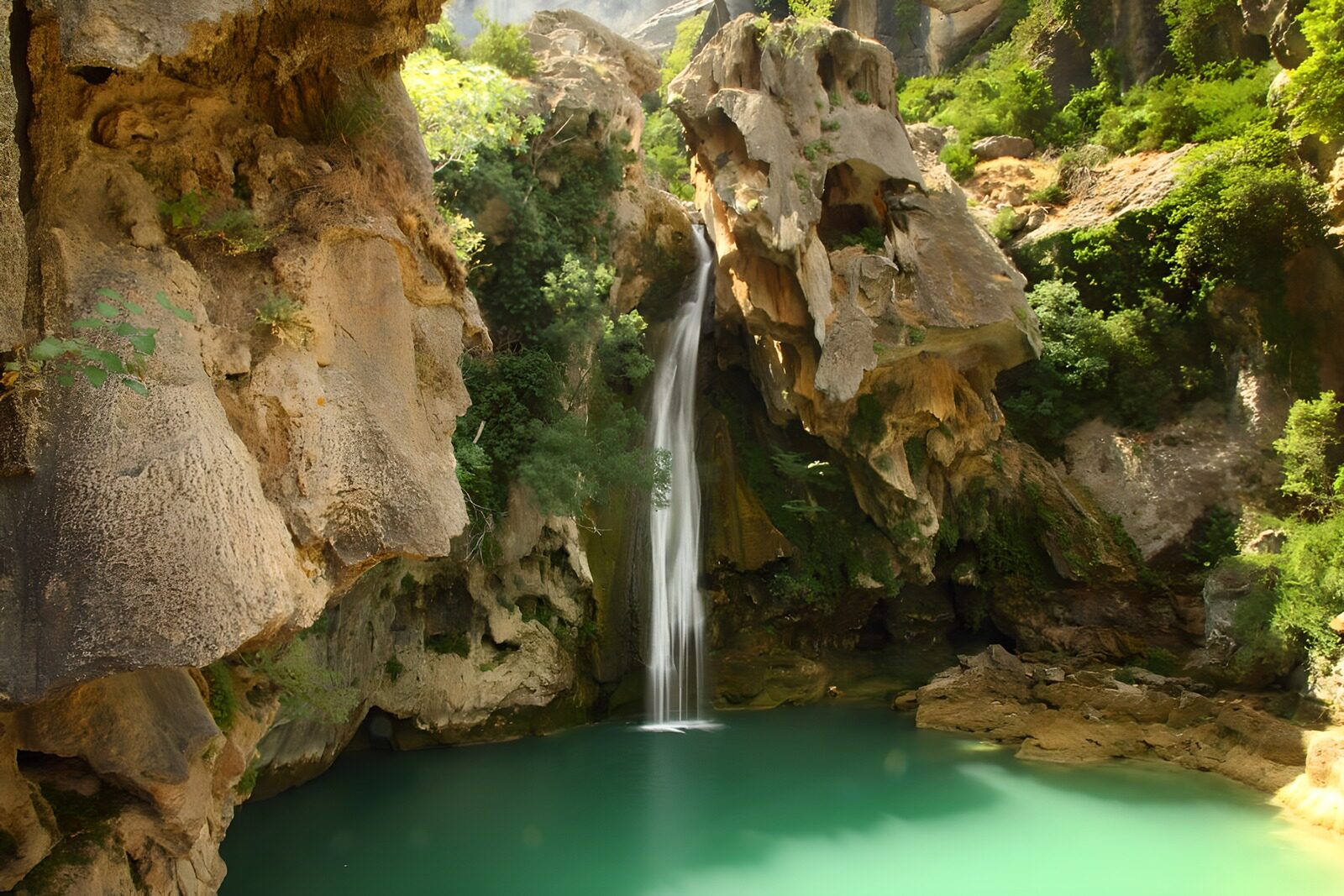 TPFR47464: Cascade parmi les rochers verdoyants