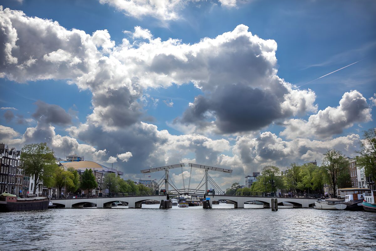 TPFR16859: Ponts d'Amsterdam sous un ciel nuageux
