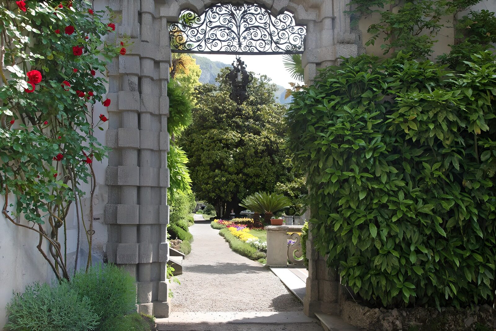 TPFR85394: Passage fleuri vers le jardin